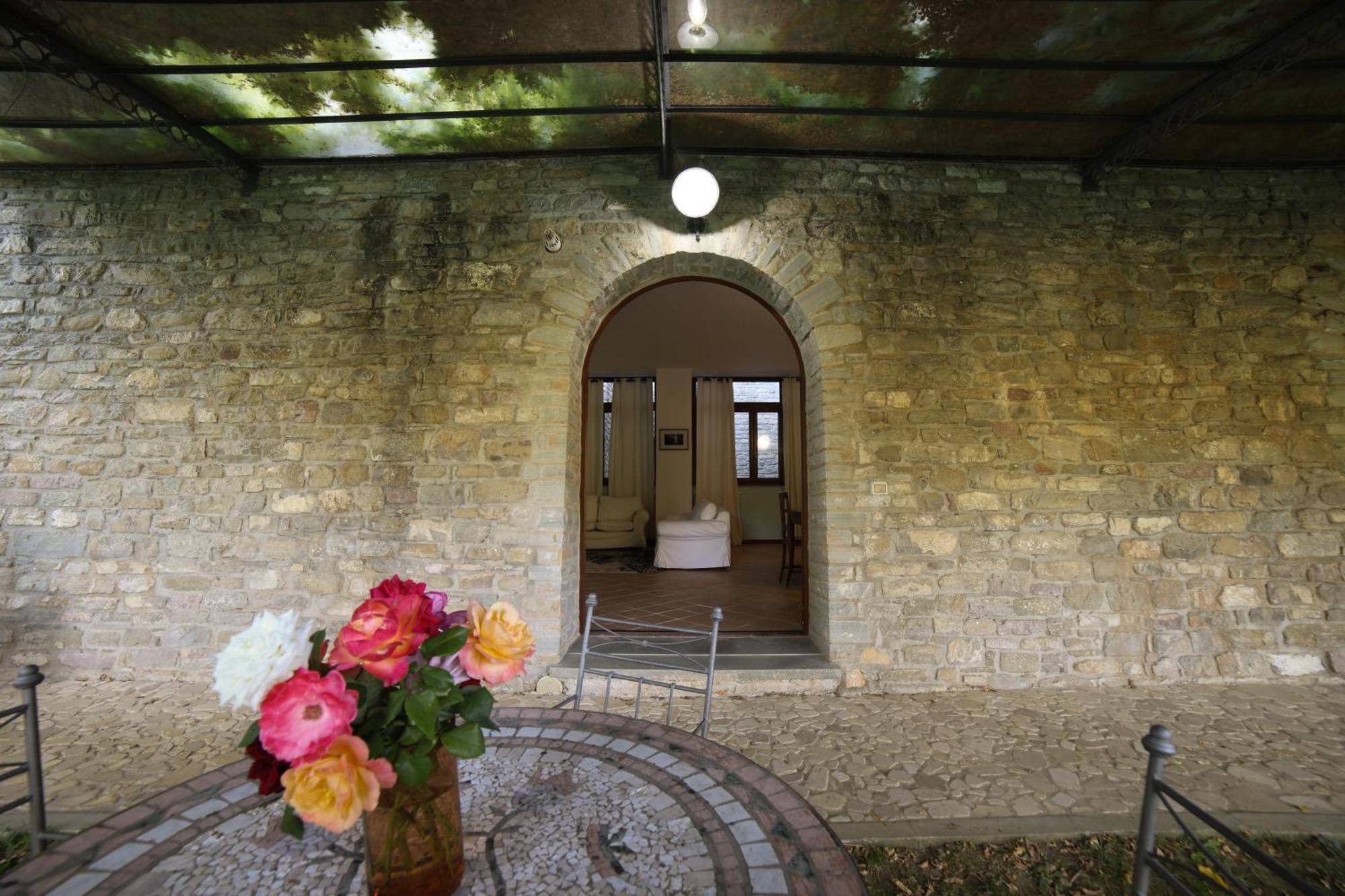 Aparthotel Ht Castello Di Campolongo Valfabbrica Exterior foto